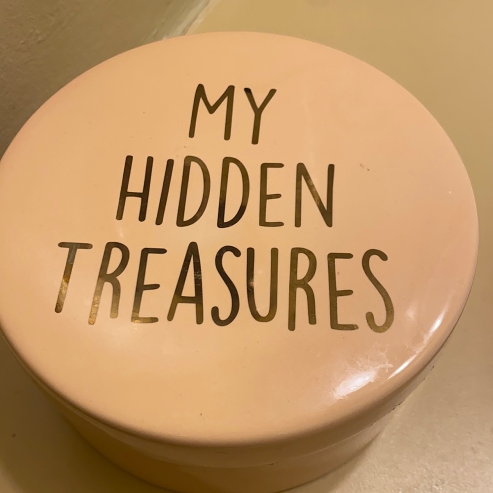 Med size jewelry vase , very cute and unique .